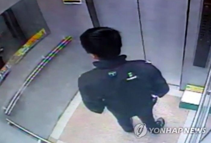 가정주부를 살해한 10대는 범행 후 태연히 거울을 봤다