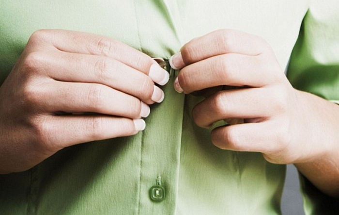 여성들의 셔츠 단추가 왼쪽에 있는 놀라운 이유