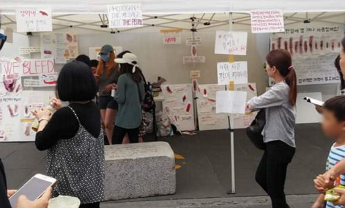 인사동 공사벽에 붉은 물감 칠해진 ‘생리대’가 붙은 이유