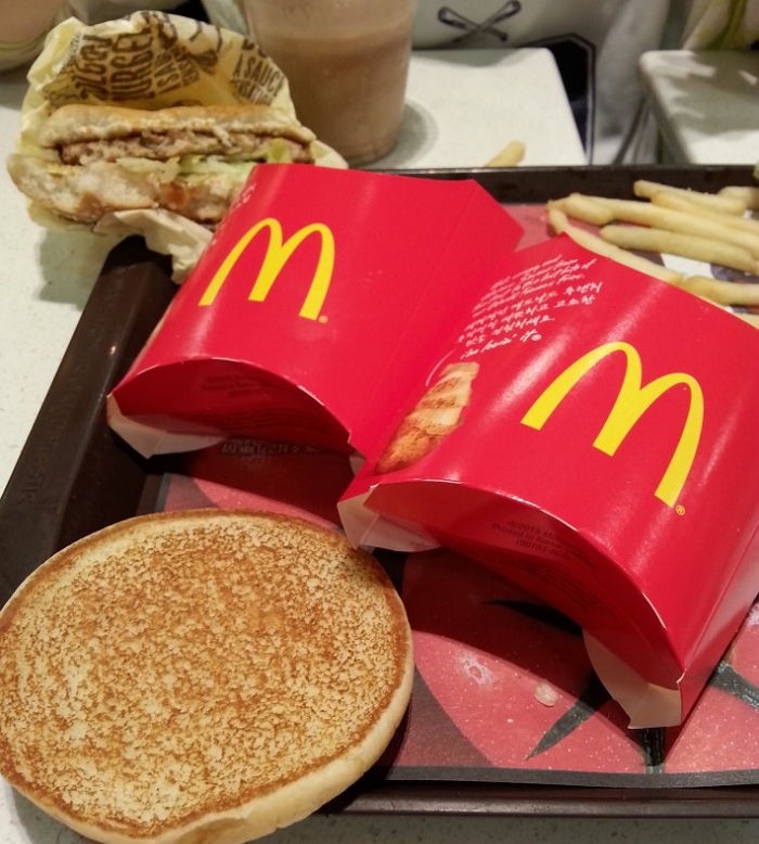 맥도날드서 6살 꼬마가 빵 떨어트리자 직원이 보인 행동