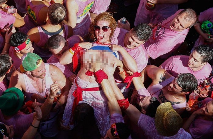 축제 열기에 취해 남자들에게 ‘가슴’ 만지게 한 여성들 (사진)