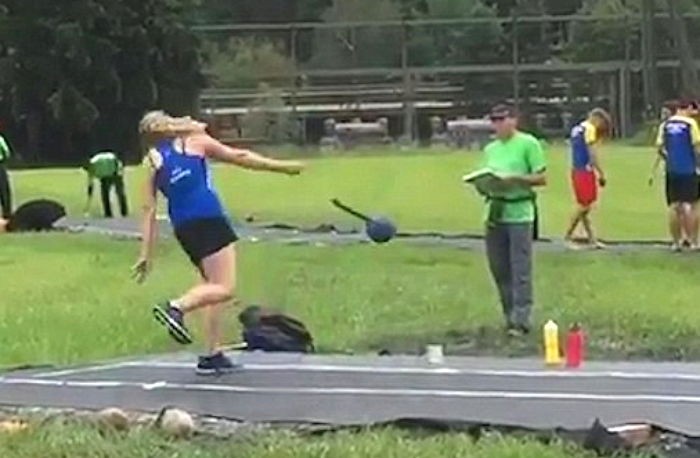해머선수가 실수로 던진 해머에 ‘성기’ 맞은 남성 (영상)