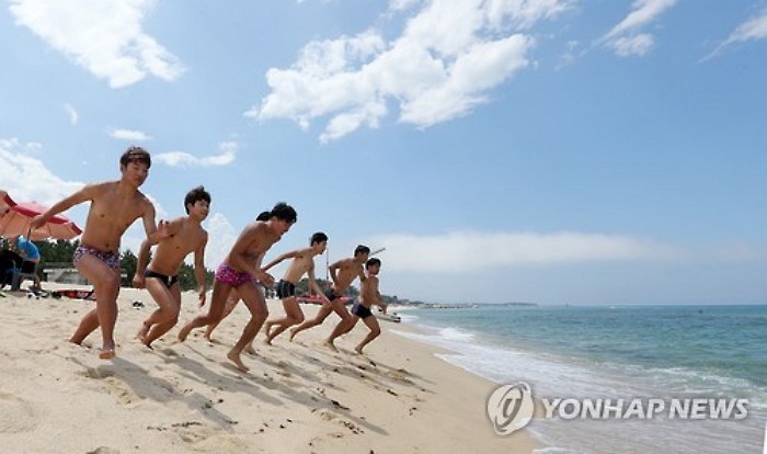 오늘(8일) 일제히 개장한 강원도 동해안 해수욕장 사진 5장