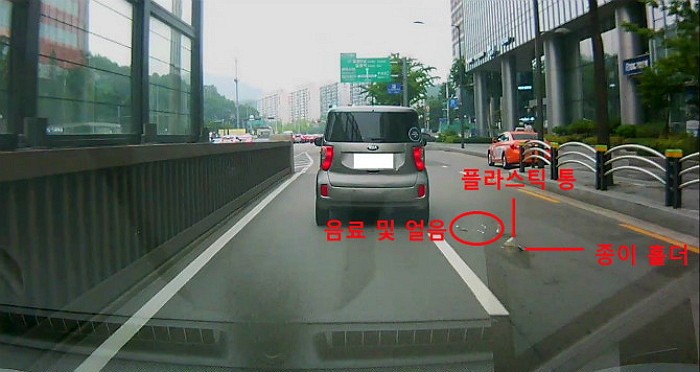 달리는 차 밖으로 쓰레기 ‘무단 투기’한 무개념 남성 (영상)