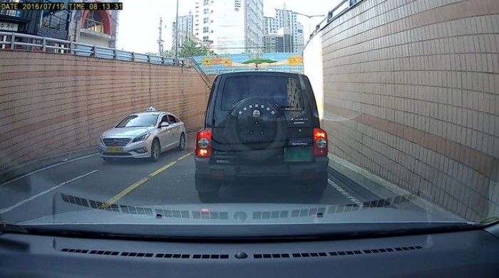 구급차 사이렌 울리자 2차선 도로에 벌어진 일 (영상)