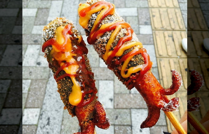 속이 치즈로 꽉 찬 부산 명물 ‘먹물 치즈 핫도그’ (사진)