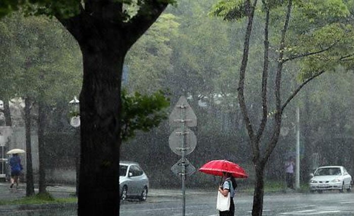 전국 흐리고 한때 비...최고 기온 34도 여전히 무더워