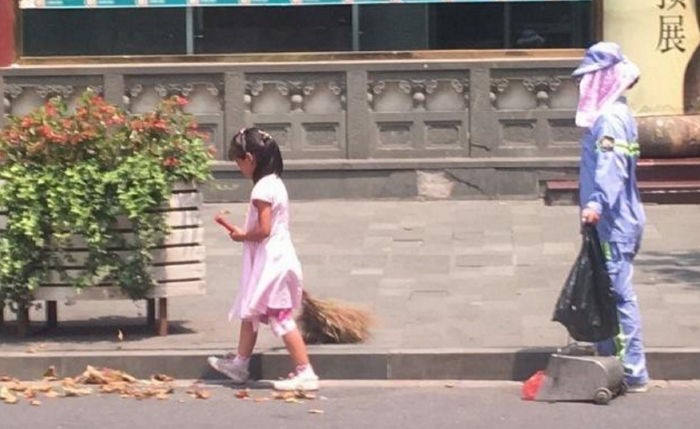 40도 무더위에 지친 청소부 엄마 도와주는 6살 꼬마 (사진)