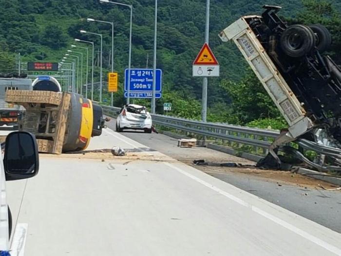 ‘졸음운전’ 하다가 트럭 전복사고 낸 20대 운전자