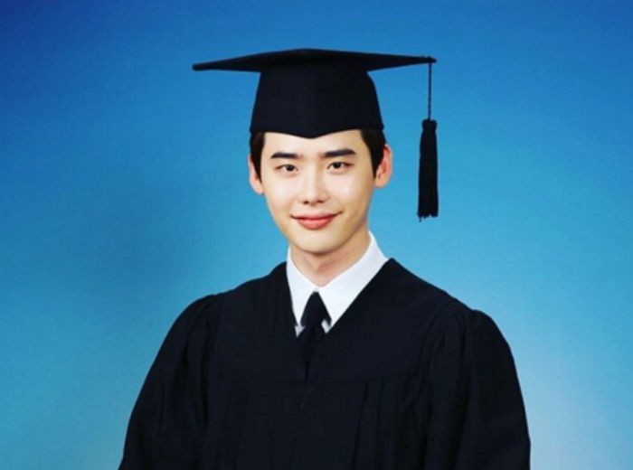 ‘W’ 인기에 ‘만찢남’ 인증한 이종석의 졸업사진