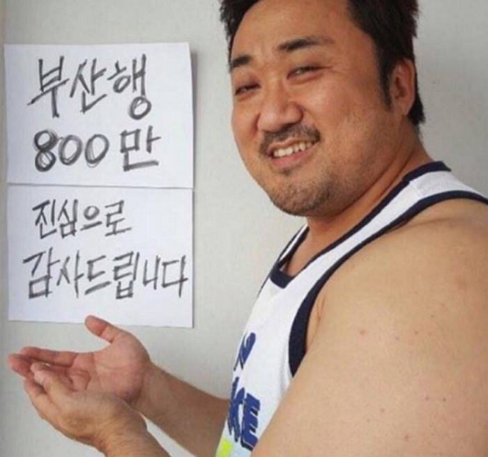 800만 관객 돌파 인증한 ‘마쁜이’ 마동석의 우람한 팔뚝