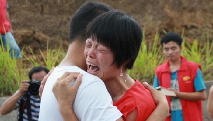 4살 때 납치당한 후 34년 만에 가족 만난 여성의 ‘눈물’