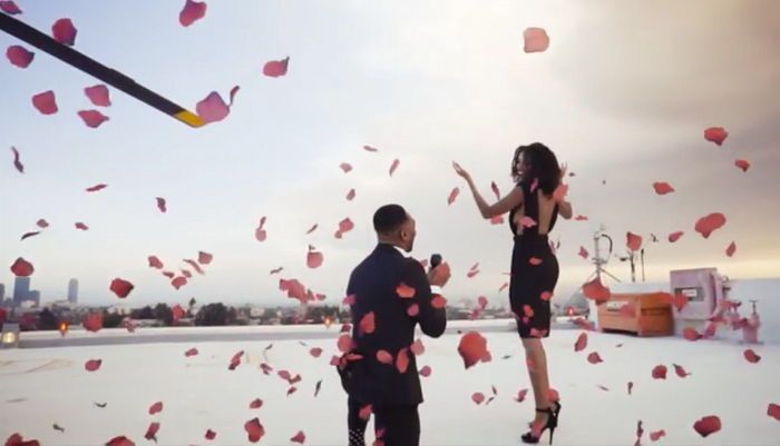 꽃잎 흩뿌리며 뒤돌아 선 여친 뒤 무릎 끓은 남친 (영상)