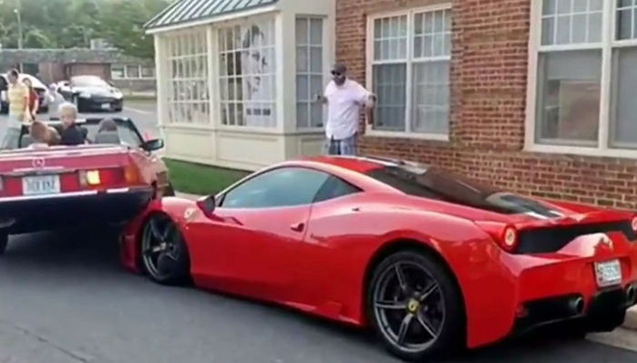 주차 중이던 ‘벤츠’가 뒤에 있던 ‘페라리’를 덮쳤다 (영상)