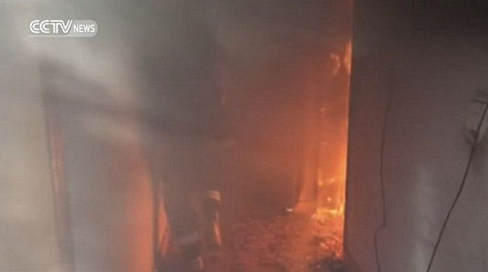 화염 속 호흡 멈춘 소년 목숨 구한 ‘영웅 소방관’ (영상)