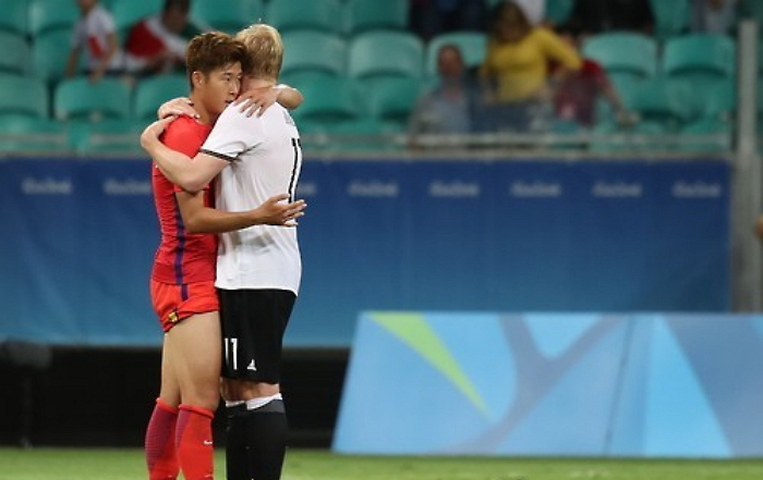 경기 후 손흥민 곁을 떠나지 않는 독일 선수 (사진 5장)