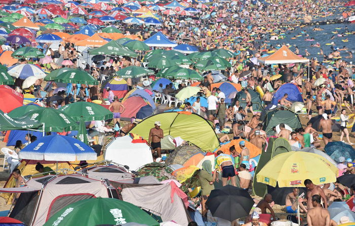 해운대 저리가라는 중국 해변의 주말 풍경 (사진)