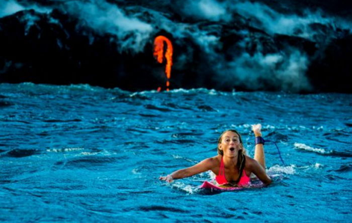 폭발하는 ‘화산’ 근처서 서핑 즐기는 강심장 여성 (사진)