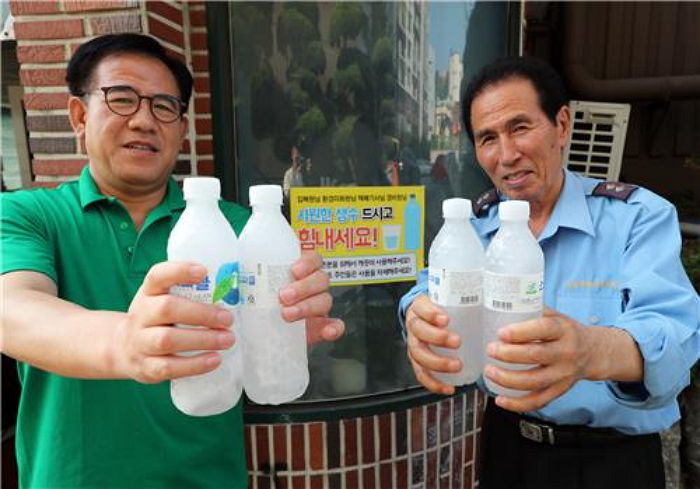 택배기사·경비원 위해 ‘얼린 생수’ 무료로 나눠주는 아파트 주민