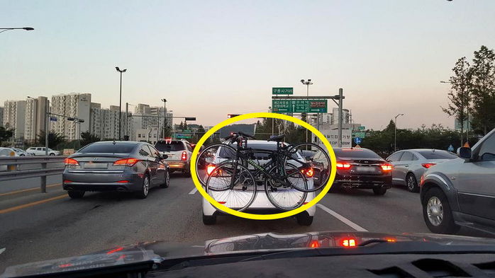 승용차 ‘번호판’ 자전거로 가린채 운행하는 무개념 운전자