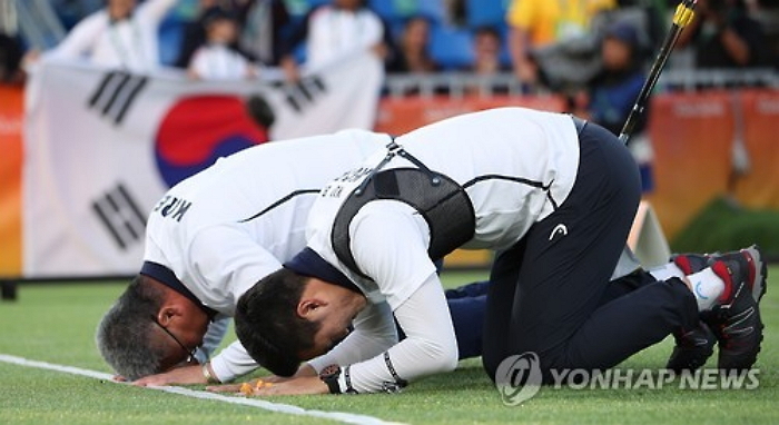 ‘양궁 전종목 석권’ 구본찬, 金 따자마자 국민께 큰절 (사진 5)