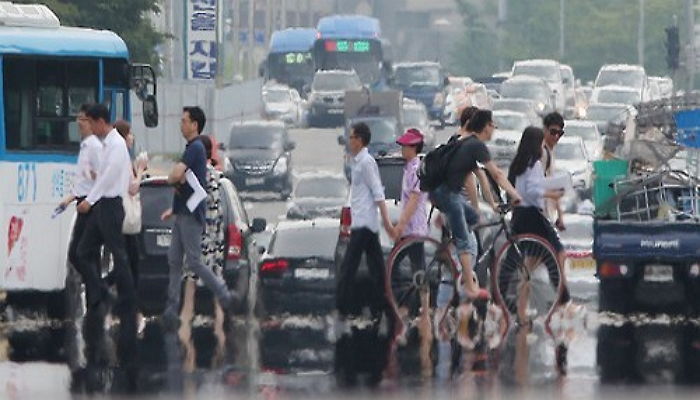 낮 최고 35도 ‘찜통더위’ 여전…남부지방엔 소나기