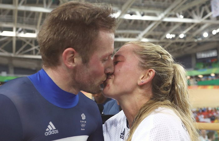 나란히 금메달 따고 감격의 키스 나누는 ‘영국 사이클 커플’ (사진)