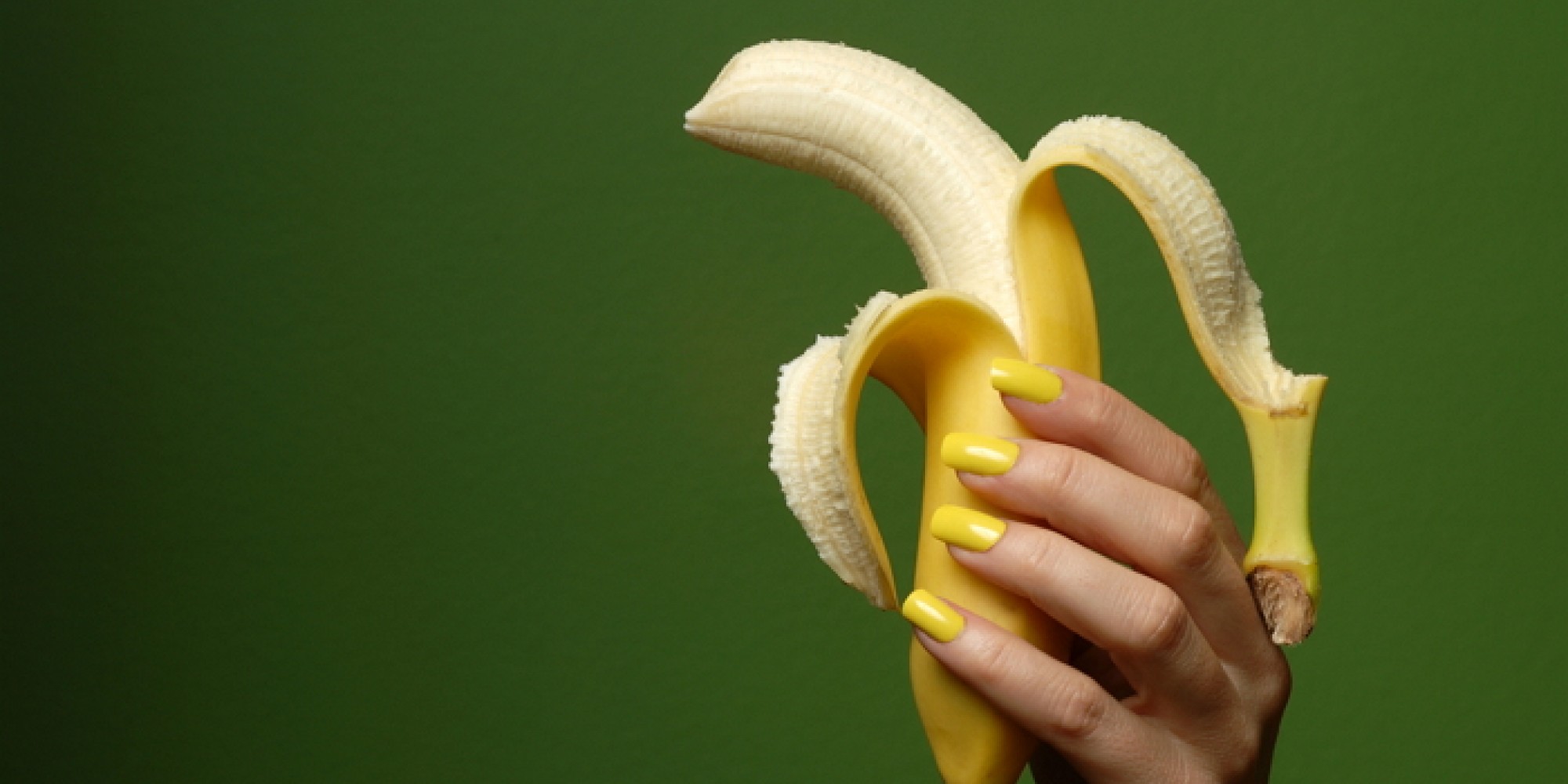 Игры где есть банан. Ест банан. Скушай банан. Интересные факты о бананах. Банан на столе.