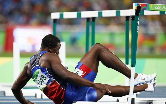 이 선수는 ‘첫 번째 허들’에 걸려 넘어졌는데도 끝까지 달렸다 (영상)