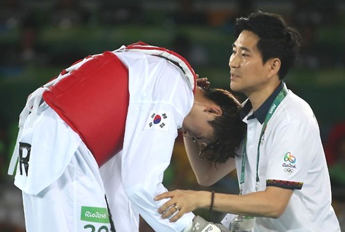 태국 코치석서 16강 패한 김태훈 꽉 안아준 한국인 감독