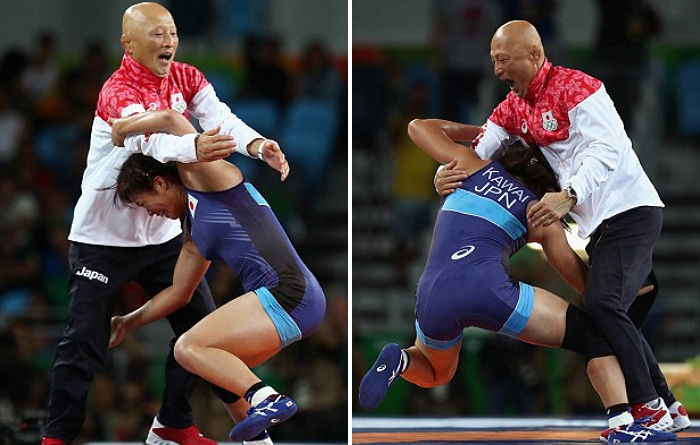 금메달 따자 코치 내동댕이친(?) 여자 레슬링 선수 (영상)