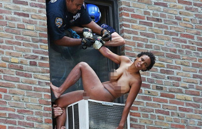 5층서 투신한 알몸 여성이 실외기에 떨어져 살아남았다