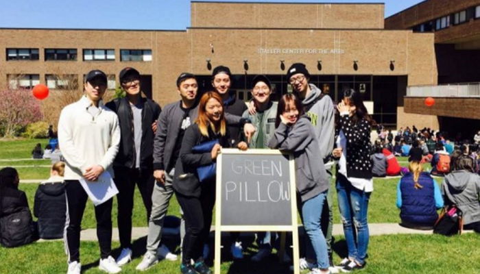 먹고 버린 ‘빨대’ 모아 노숙자에 베개 선물한 대학생들