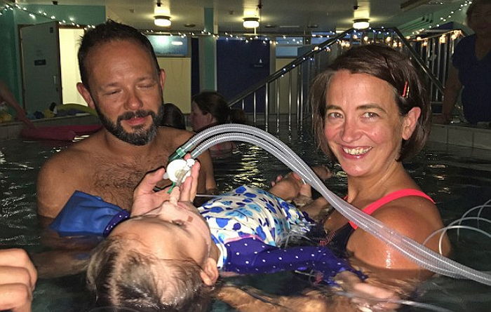 희귀병 걸린 딸의 마지막 소원..“가족과 수영하고 싶어요”