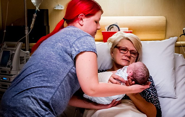 딸 ‘대리모’로 자신의 손자 직접 낳은 할머니의 고백