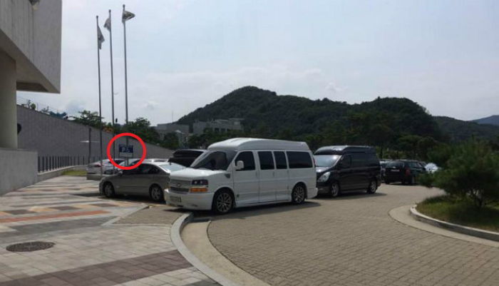 “연예인 차면 장애인 주차구역을 막아도 됩니까?”