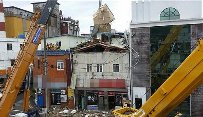 경남 진주서 3층 건물 지붕 붕괴돼 인부 3명 매몰