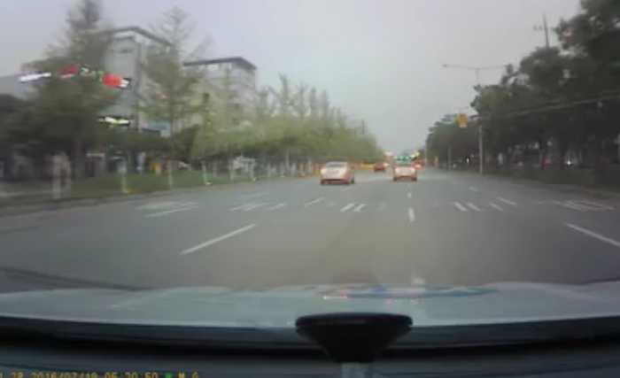 뺑소니 목격 후 끝까지 추격해 용의자 검거한 시민들 (영상)