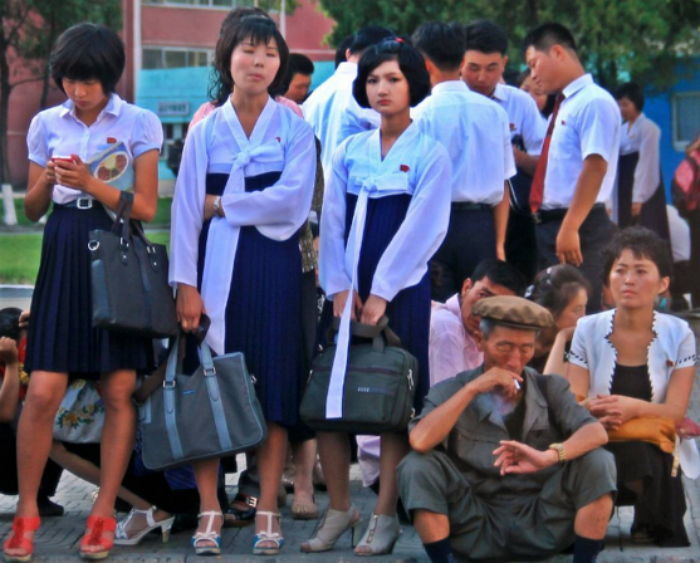 요즘 평양에서 잘 나가는 북한 여성들의 패션 센스 (사진 8장)