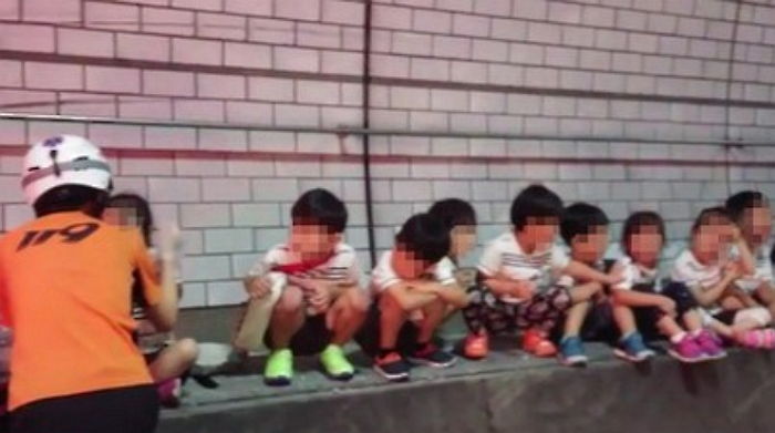 넘어진 버스에 내려 소방관 아저씨 기다리는 어린이들 (사진)