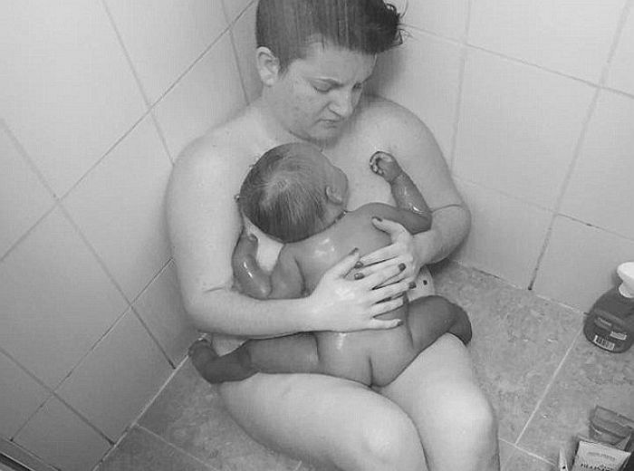 엄마는 ‘아파서 우는’ 딸을 안고 ‘찬 바닥’서 물을 맞았다