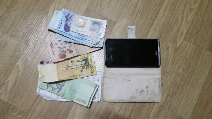 “길에 떨어진 현금과 스마트폰을 주인에게 돌려줬습니다”