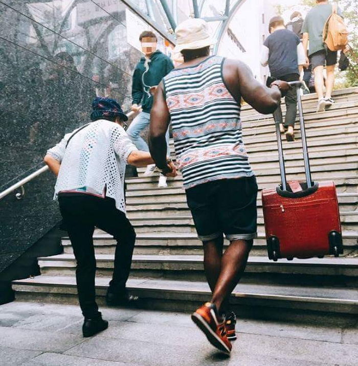 강남역에서 거동 불편한 할머니 만난 외국인