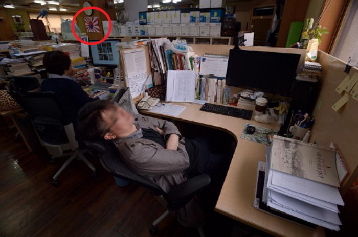 시사인, 사무실에 ‘욱일기+태극기’ 합성한 깃발 걸어 논란