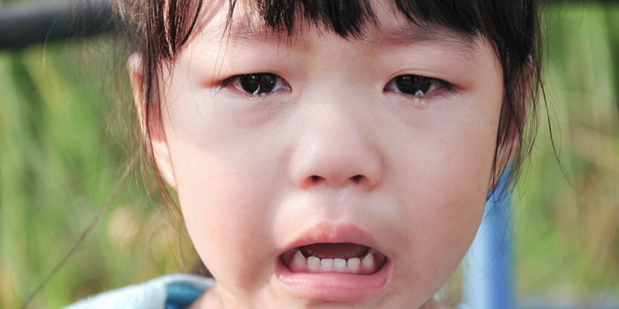 мальчик азиат плачет из за родителей