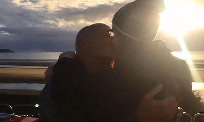 큰아빠뻘 60세 남성에 “결혼하자”며 키스한 18살 소녀