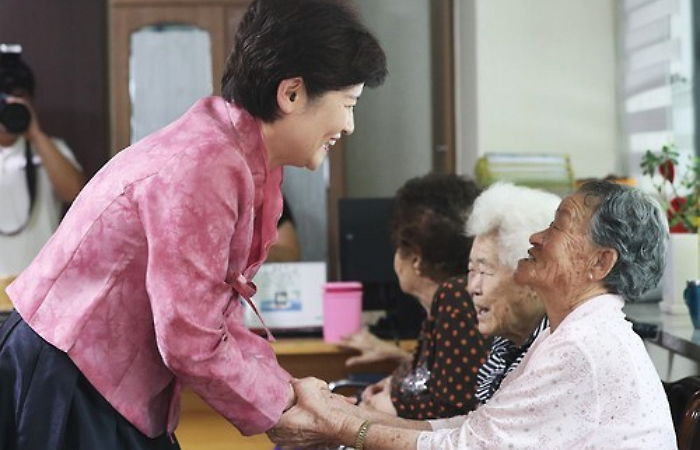 여가부가 위안부 할머니에 ‘1만원 상품권’ 건내며 한 말