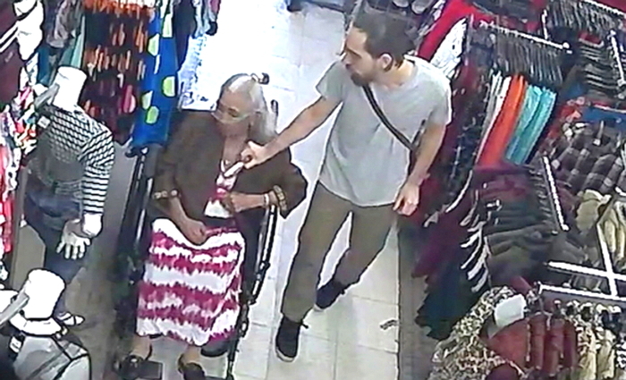 걷지도 못하는 ‘94세 할머니’ 돈 뺏어간 남성