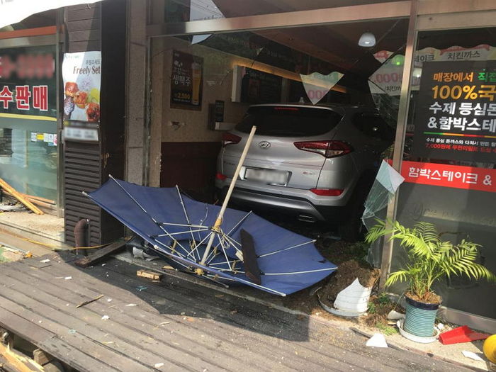 돈가스 먹다가 ‘초보운전’ 차량에 치여 죽을 뻔한 손님