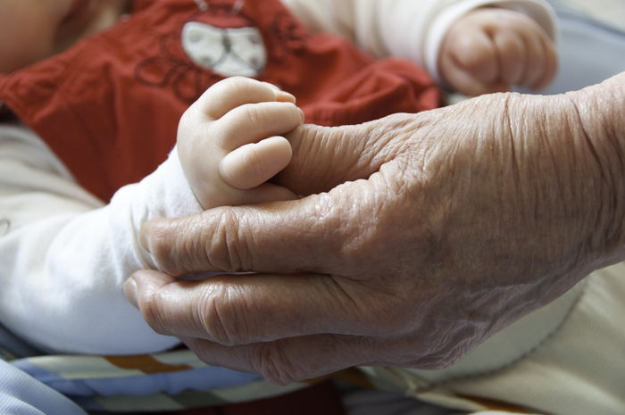 죽은 딸 ‘난자’로 손자 직접 낳게 된 60살 할머니